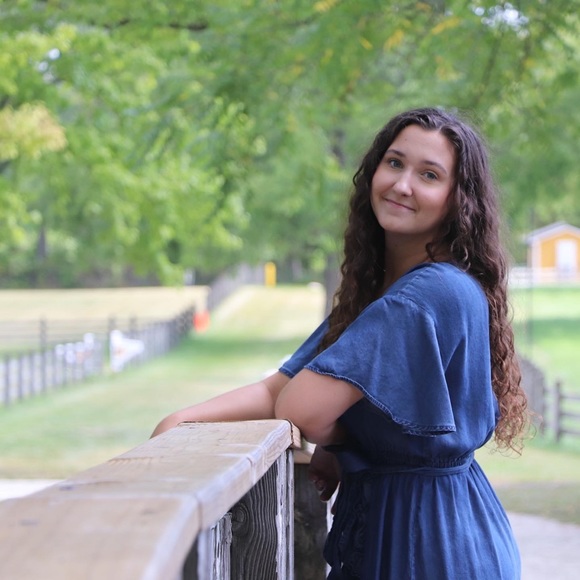 Meet your Posher, Julie - Picture 1 of 1